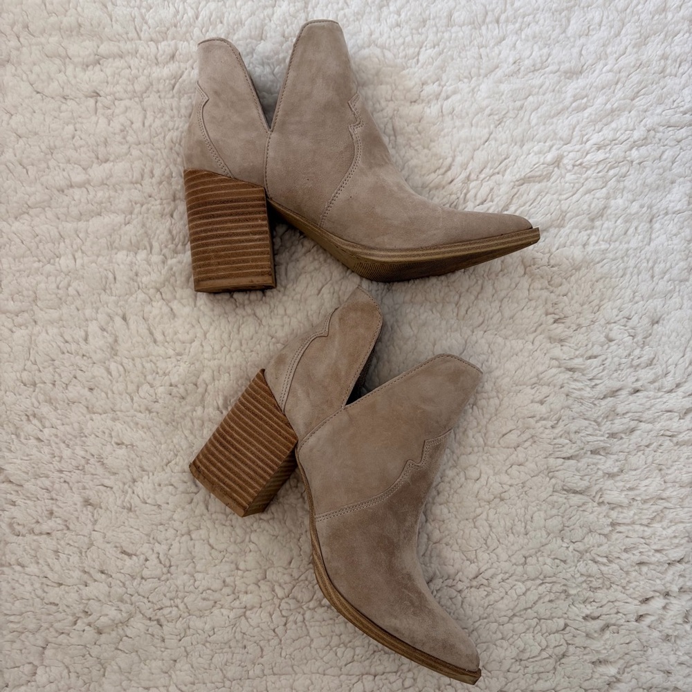 {Steve Madden} Tan Suede Ankle Boots